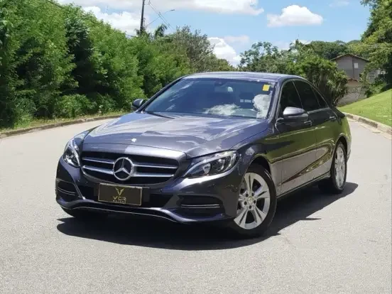 Mercedes-Benz C 180 preto, sedan de luxo em ótima condição, ideal para quem busca conforto e desempenho até 300 mil reais.