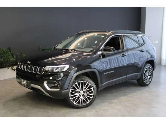 Jeep Compass preto em showroom, destacando seu design moderno e detalhes sofisticados, ideal para quem busca um SUV com preço de até 180 mil.