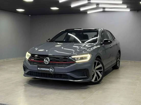 Volkswagen Jetta, sedã esportivo com design moderno, detalhes em preto e rodas esportivas, disponível até 180 mil reais.