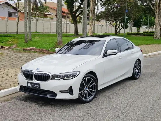 BMW 320i branco, sedan esportivo em excelente estado, disponível para venda por até 180 mil reais. Ideal para quem busca um carro de luxo acessível.