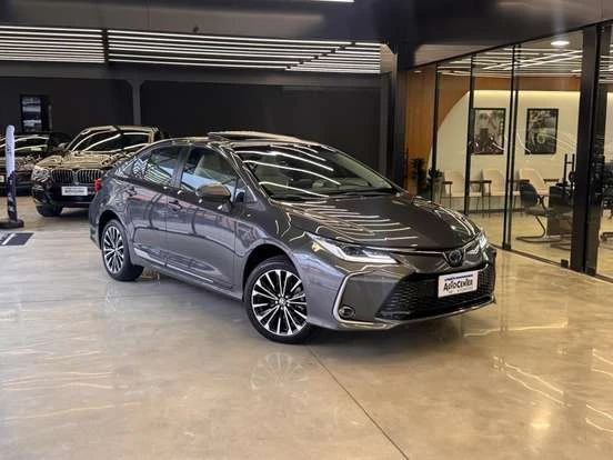 Toyota Corolla na concessionária, acabamento moderno, excelente custo-benefício até 180 mil reais.