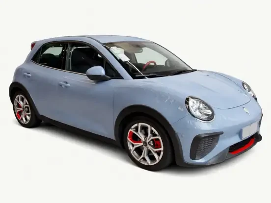 GWM ORA 03, destacando seu design moderno, rodas esportivas e detalhes em vermelho, ideal para quem busca um carro compacto e econômico até 180 mil.