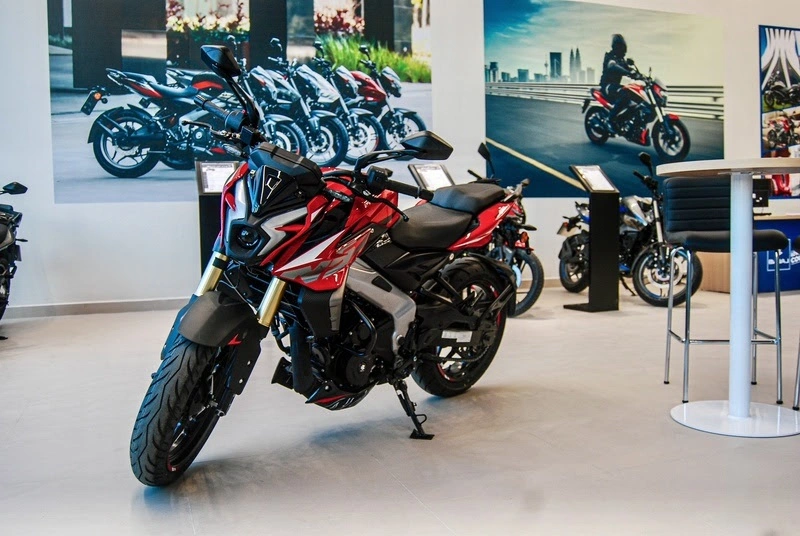 A Dominar NS 400Z é o mais mais recente lançamento da Bajaj no Brasil - acima, exposta na Bajaj Itabuna (BA)