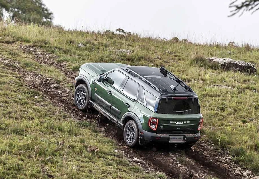 Bom de off-road: o Ford Bronco Sport tem tração 4x4, bloqueio do diferencial traseiro e sete modos de condução: Normal, Eco, Esportivo, Escorregadio, Rock Crawl (terrenos rochosos), Off-Road (lama) e Rally (areia)