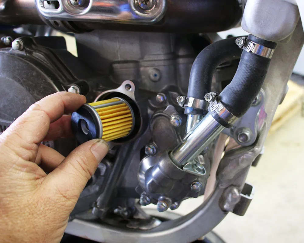 Trocar o filtro de óleo com frequência também é essencial para a durabilidade do motor