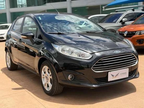 Ford Fiesta automático preto, com design compacto e interior confortável, disponível por até R$ 40 mil. Ótima oportunidade de carro econômico e moderno.