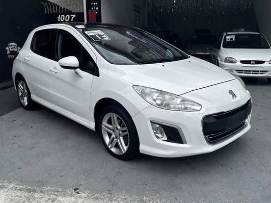 Peugeot 308 automático branco à venda por até R$ 40 mil, ideal para quem busca um carro econômico e compacto com bom desempenho.