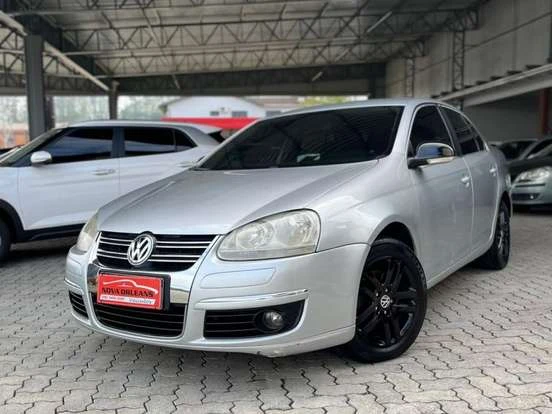 Volkswagen Jetta automático prata à venda por até R$ 40 mil, com interior confortável e excelente desempenho, ideal para quem busca um carro confiável.