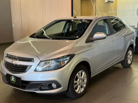 Chevrolet Prisma prata, com baixo valor de até 60 mil reais, excelente opção de carro usado para quem busca economia e confiabilidade.