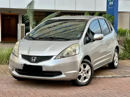 Honda Fit prata em excelente estado de conservação, com preço acessível de até 60 mil reais, ideal para quem busca um carro compacto e econômico.