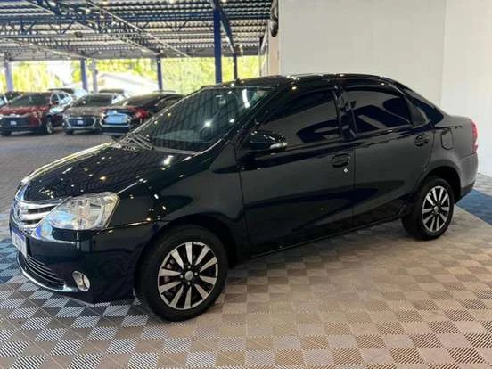 Toyota Etios preto à venda por até 60 mil reais, carro econômico e confiável, ideal para cidade e familiares, com bom estado de conservação.