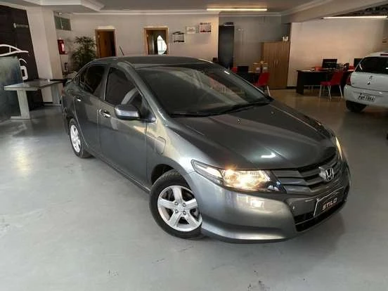 Honda City usado em excelente estado à venda por até 60 mil reais, localizado em concessionária, destacado por seu design moderno e preço acessível.