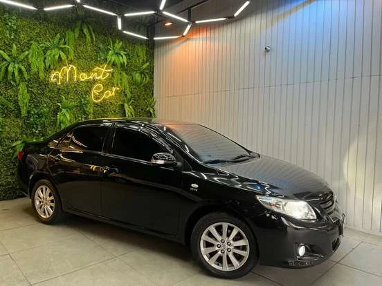 Toyota Corolla de até 60 mil reais em excelente estado, com design moderno preto para venda de carros usados.