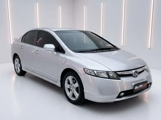 Honda Civic branco com design moderno e econômico, disponível por até 60 mil reais, ideal para quem busca um carro confiável e econômico.