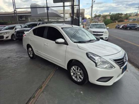 Nissan Versa branco em excelente estado, com preço até 60 mil reais, ideal para quem busca economia e confiabilidade na cidade.