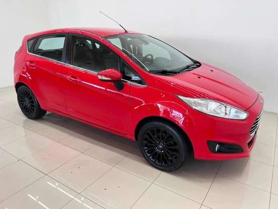 Ford Fiesta vermelho com rodas pretas e preço acessível até 60 mil reais, ideal para quem busca um carro compacto, econômico e moderno.