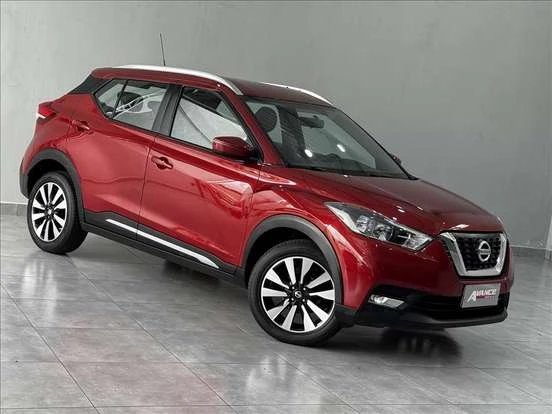 Nissan Kicks vermelho novo em destaque, com design moderno e detalhes em preto e branco na roda, ideal para quem busca um carro com preço até 120 mil.