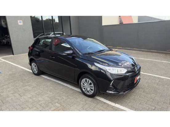 Toyota Yaris Hatch preto de até R$ 120 mil em excelente estado, compacto, econômico e ideal para a cidade, disponível para venda com condições especiais.
