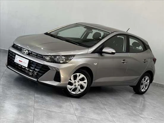 Imagem de um Hyundai HB20 nas cores cinza, perfeito para quem busca um carro compacto e econômico até R$ 120 mil, ideal para o trânsito urbano.