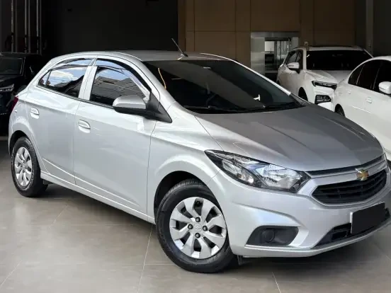 Chevrolet Onix prata, econômico e em ótimo estado, disponível por até 70 mil reais, ideal para quem busca um carro confiável com preço acessível.