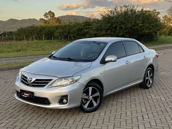 Toyota Corolla prata em excelente estado disponível por até 70 mil reais, ideal para quem busca conforto, economia e segurança.