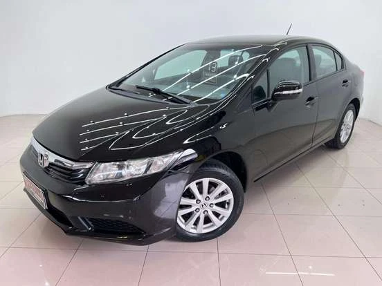 Honda Civic preto modelo atual, com preço até 70 mil reais, exibido em um showroom limpo e bem iluminado, ideal para quem busca um carro acessível e confiável.