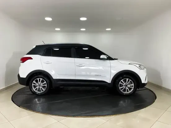 Hyundai Creta branco em showroom, ideal para quem busca um SUV com preço até 70 mil reais, com alta qualidade e bom desempenho.