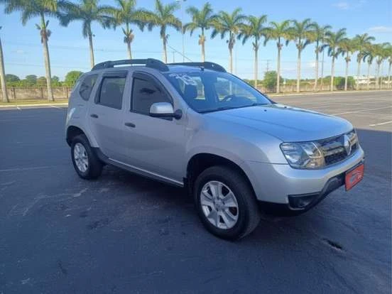 Renault Duster prata em bom estado, ideal para quem busca um carro confiável até 70 mil reais, perfeito para família e aventuras.