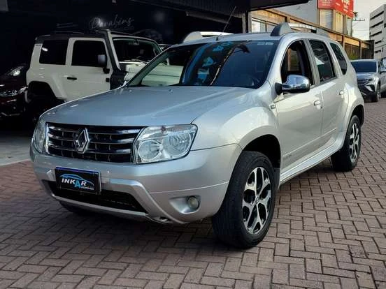 Renault Duster prata, SUV compacto com cinco portas, vendidos por até 60 mil reais, ideal para quem busca economia e resistência no transporte diário.