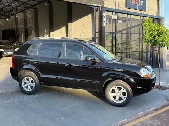 Hyundai Tucson preto em excelente estado, disponível por até 60 mil reais, ideal para quem busca um SUV confiável e econômico.