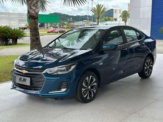 Chevrolet Onix na cor azul escuro, modelo sedã, com design moderno e acabamento de qualidade, disponível por até 130 mil reais.