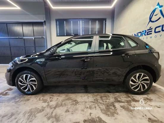 Volkswagen Polo preto, compacto e elegante, planejado para quem busca um carro até 130 mil reais. Ideal para cidade e fácil de estacionar.