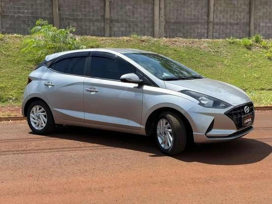 Hyundai HB20 prata em bom estado à venda por até 65 mil reais, com destaque para seu design moderno, economia de combustível e excelente custo-benefício.
