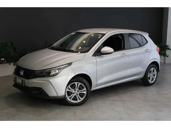 Fiat Argo na cor prata, compacto e econômico, ideal para quem busca um carro com excelente custo-benefício de até 65 mil reais.