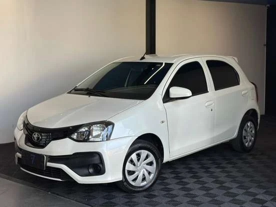 Toyota Etios branco em excelente estado, disponível por até 65 mil reais. Ótima opção de carro econômico.
