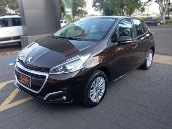 Peugeot 208 preto em excelente estado, disponível por até 65 mil reais, ideal para quem busca desempenho e economia.