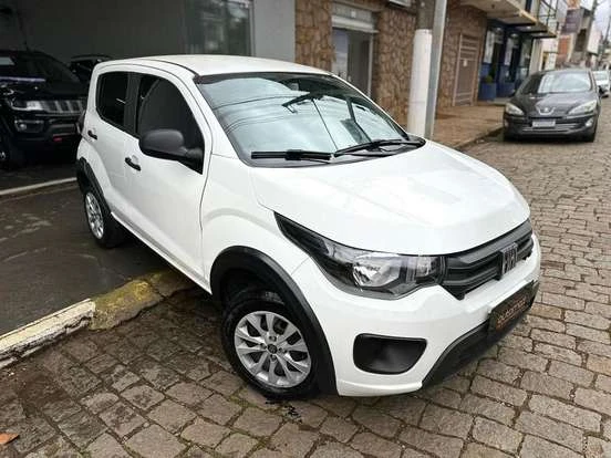 Fiat Mobi branco estacionado na rua, econômico e compacto, ideal para quem busca um carro acessível até 55 mil reais.