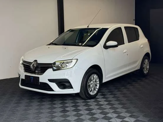 Carro Renault Sandero branco em amplo showroom, destaque para modelo compacto e econômico, ideal para quem busca um veículo acessível até 55 mil reais.