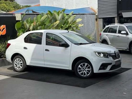Renault Logan branco, ideal para quem busca um carro econômico até 55 mil reais, perfeito para uso urbano com excelente espaço interno.