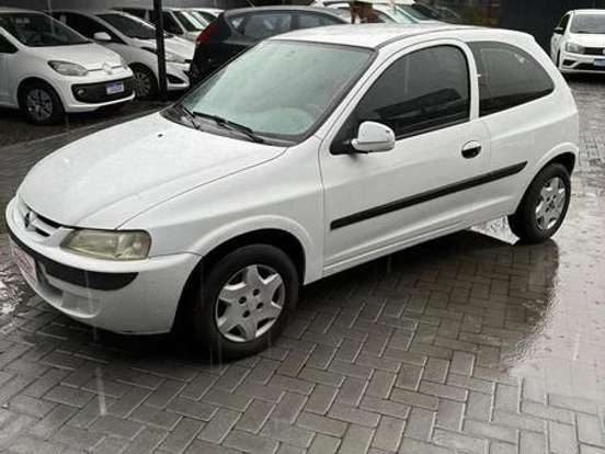 Chevrolet Celta branco à venda por até 12 mil reais, ideal para quem busca um veículo econômico e acessível. 