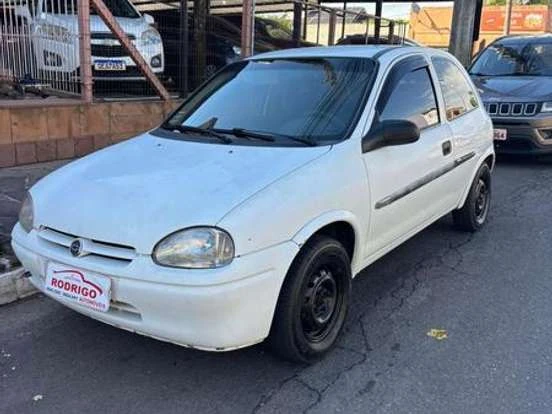 Chevrolet Corsa branco por até 12 mil reais, econômico e compacto, ideal para quem busca custo-benefício no mercado de usados.
