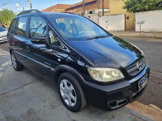 Chevrolet Zafira preta usada à venda por até 30 mil reais, ideal para quem busca um carro confortável e espaçoso com preço acessível.