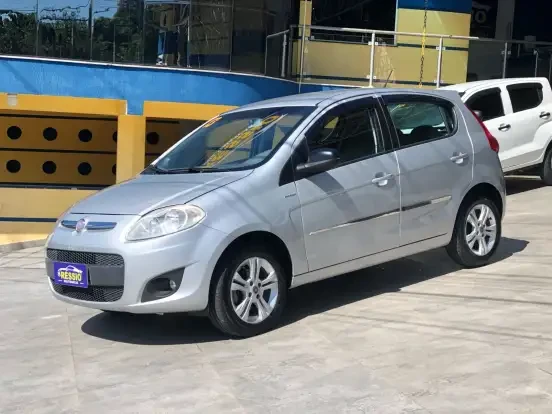 Fiat Palio usado na cor prata por menos de 30 mil reais, ideal para quem busca carro econômico e confiável na faixa de preço acessível.