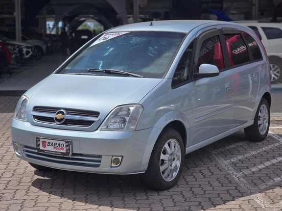 Chevrolet Meriva prata em bom estado, disponível para venda por até 30 mil reais, ideal para quem busca um carro econômico e confiável.