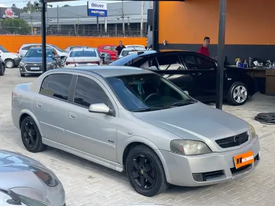 Imagem de um Chevrolet Astra usada, compacto, prata com rodas pretas, disponível por até 30 mil reais, ideal para quem busca um carro acessível e confiável no mercado de usados.
