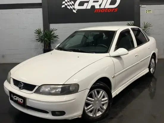 Carro Chevrolet Vectra branco usado disponível por até 30 mil reais, com bom estado de conservação, ideal para quem busca um veículo confiável acessível.