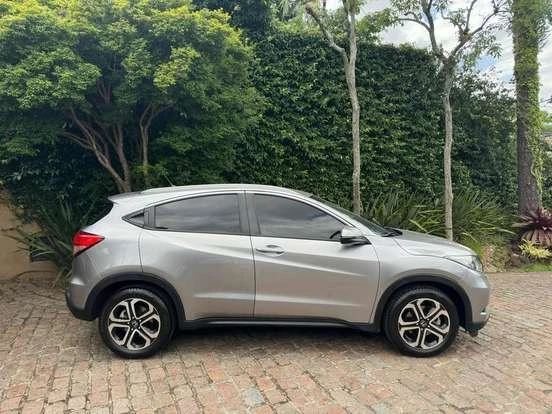 Honda HR-V compacto de cor cinza estacionado na rua, ideal para quem procura um SUV acessível até 80 mil reais.