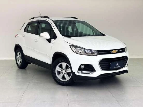 Chevrolet Tracker branco em showroom com preço acessível até 80 mil reais. Ideal para quem busca um SUV compacto com bom desempenho e preço competitivo.