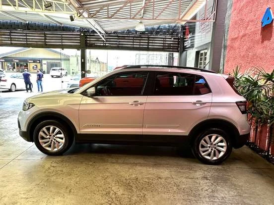 Volkswagen T-Cross na concessionária, compacto, moderno e com preço acessível até 80 mil reais, ideal para quem busca um SUV econômico e estiloso.