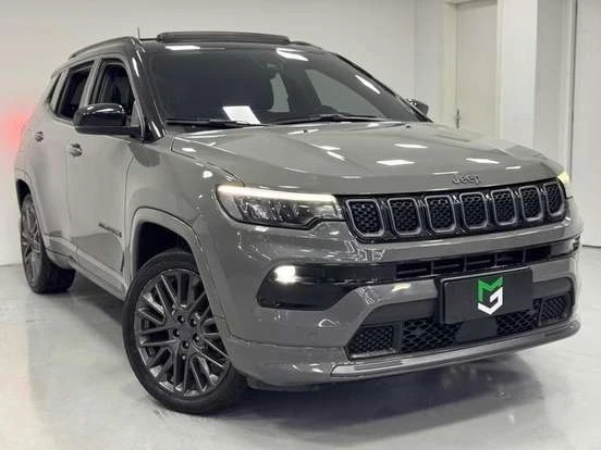 Jeep Compass na cor cinza, veículo SUV moderno disponível por até 150 mil reais.